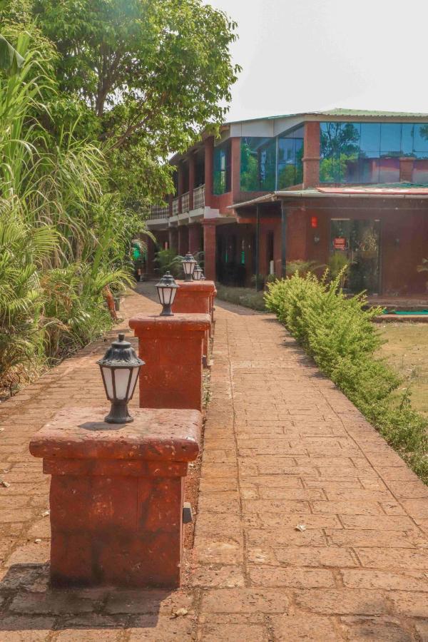Hotel On The Rocks Mahābaleshwar Eksteriør billede