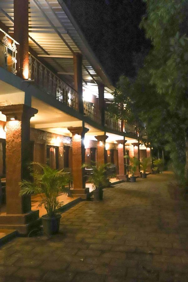 Hotel On The Rocks Mahābaleshwar Eksteriør billede